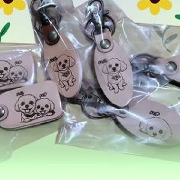 ペットの似顔絵を彫刻したキーホルダー